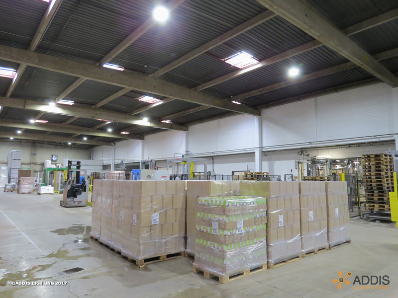 Equipement Led d'un entrepôt avec rack de stockage