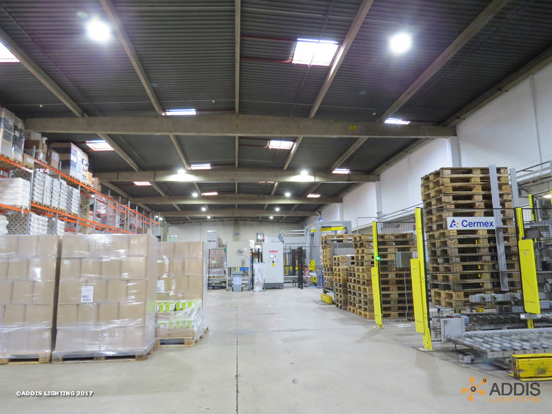 Equipement Led d'un entrepôt avec rack de stockage