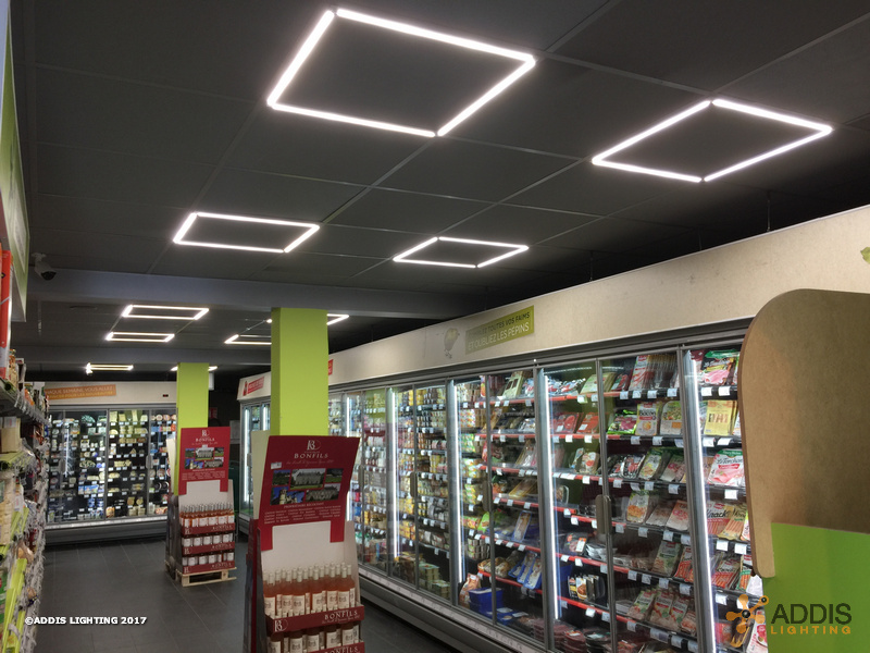 Dalle led Lazuli Pop pour l'éclairage d'un supermarché