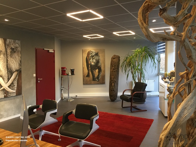 Mise en lumière d&rsquo;un bureau avec les dalles LAZULI Pop et les spots ZIRCON